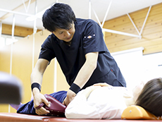 腰部にカイロプラクティック施術のようす