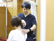 肩に注射を打つようす